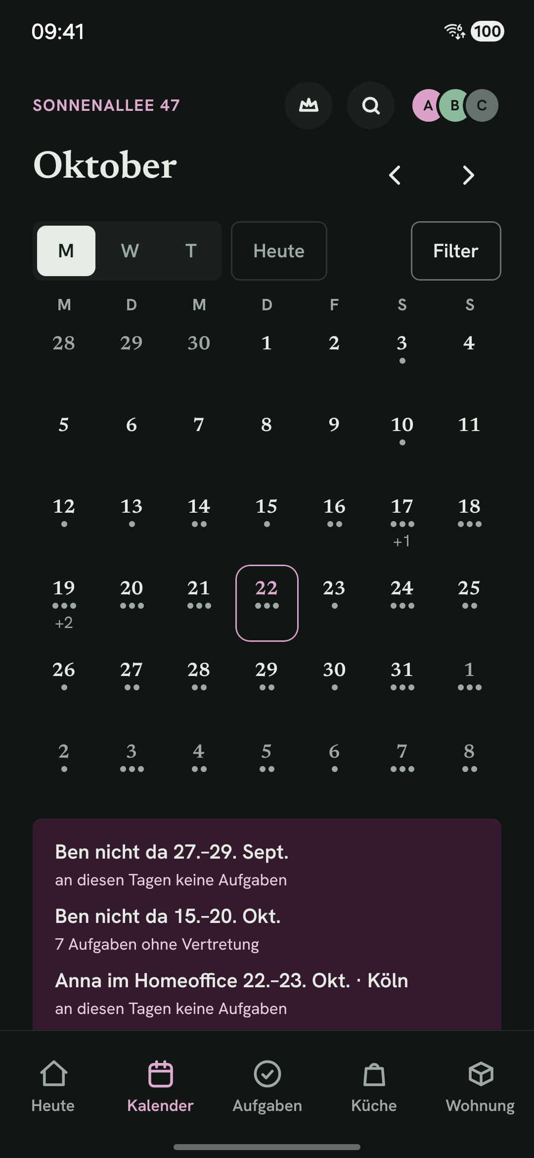 Der Kalender-Tab in der Monatsansicht mit Terminen und einer Abwesenheit.