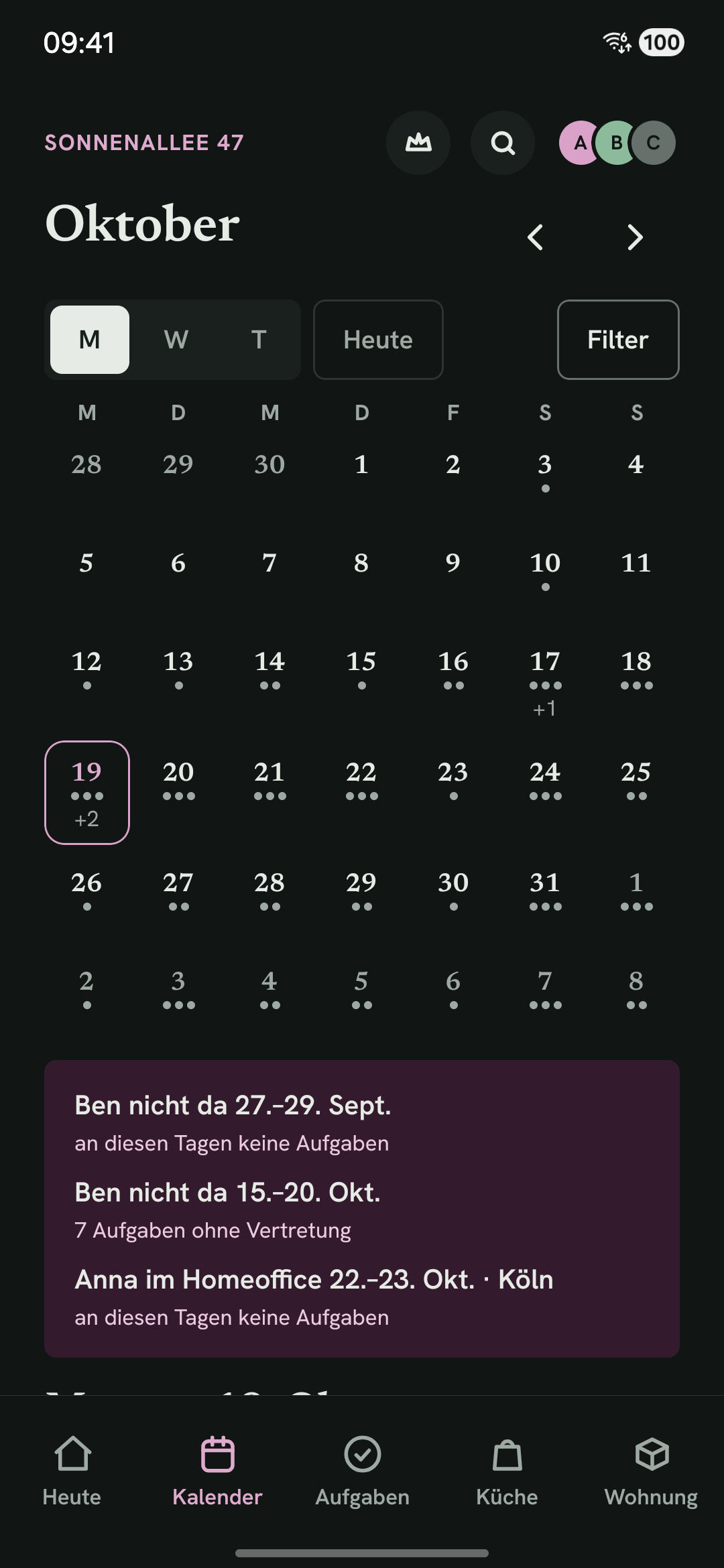 Der Kalender-Tab in der Monatsansicht mit Terminen und einer Abwesenheit.